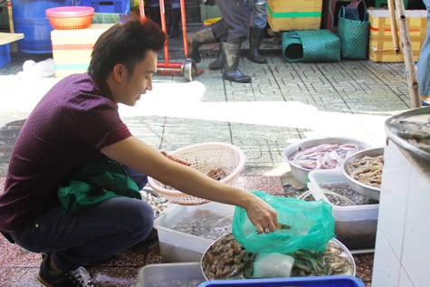 Anh tỏ ra khá thành thạo khi lựa chọn kỹ càng các nguyên liệu tươi, ngon